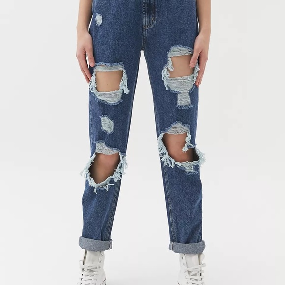 NWT $59 BDG urban outfitters destroyed mom jeans - Picture 1 of 5